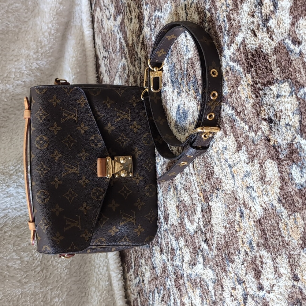 Louis Vuitton monogram pochette metis